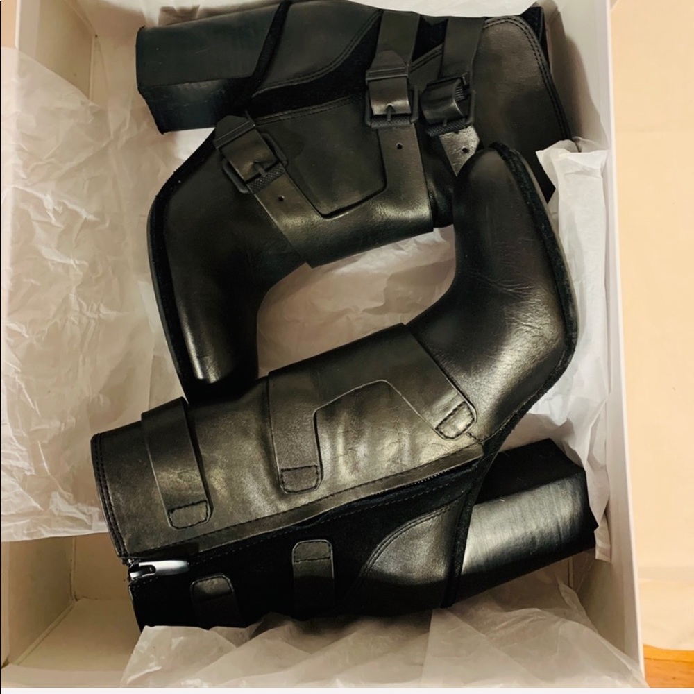 Susie Cow Crust /Cow Suede Black Boots